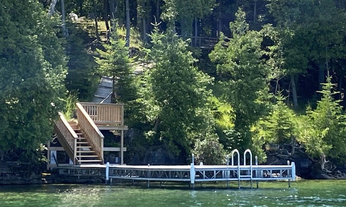 Manitoulin District Cottage | Lakefront 3-bedroom family friendly cottage on Lake Kagawong