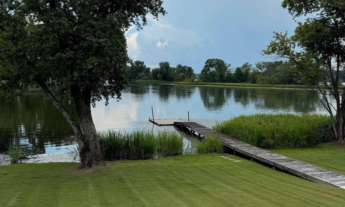Chickamauga Lake House | Lakefront 3-bedroom house in Birchwood with Private Pool, docks, and WiFi.