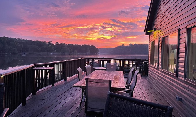 Jones Mills House | Lakefront 3-bedroom Lodge in Hot Springs Arkansas, directly on Lake Catherine!