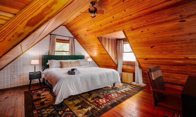 Auburndale House | Lakefront 3BR+Loft, Jacuzzi, Games, Sleeps 12