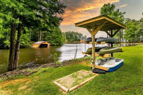Negreet Apartment | Lakefront 3BR with Bunkhouse and Kayaks, Rowboat Included