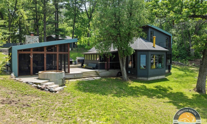 Elkhorn House | Lakefront 4-Bedroom Retreat in Elkhorn