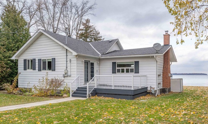 Alcona Cottage | Lakefront 4BDR Cottage in Innisfil with Firepit, BBQ and 500Mbps WiFi