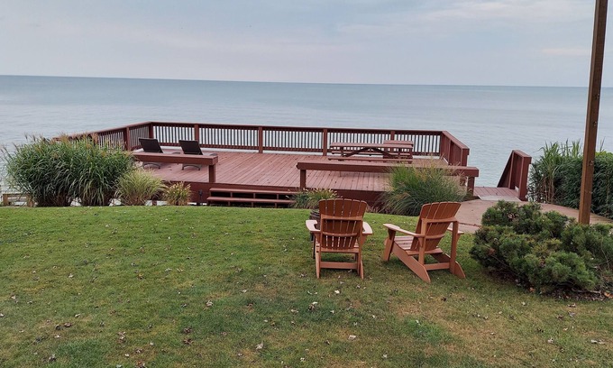 Vermilion House | Lakefront - 4BR w/Hot Tub & Sauna