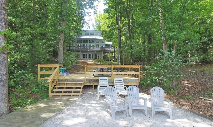 Bumpass House | Lakefront 5 bedroom pet-friendly home on Lake Anna w/game room, hot tub & beach
