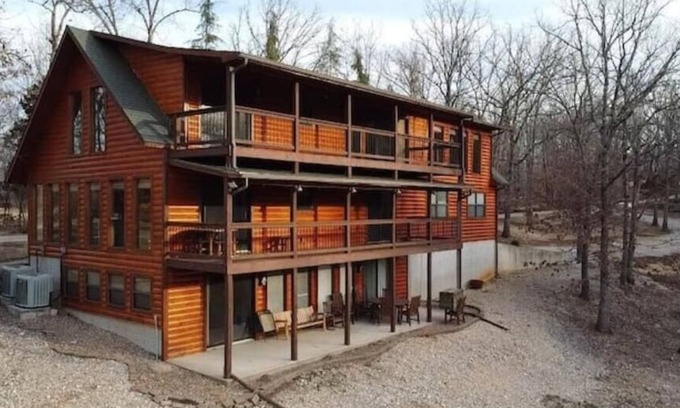 Eagle Rock House | Lakefront 5 Bedroom, 3 Bath Cabin on Tablerock Lake, PONTOON available to rent!