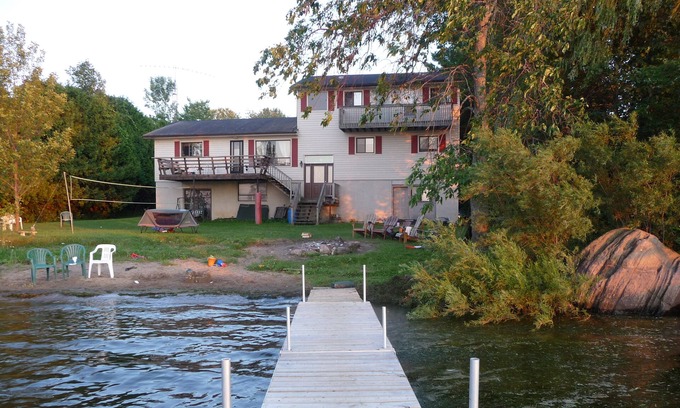 Ramara Cottage | Lakefront 7-Bedroom Cottage