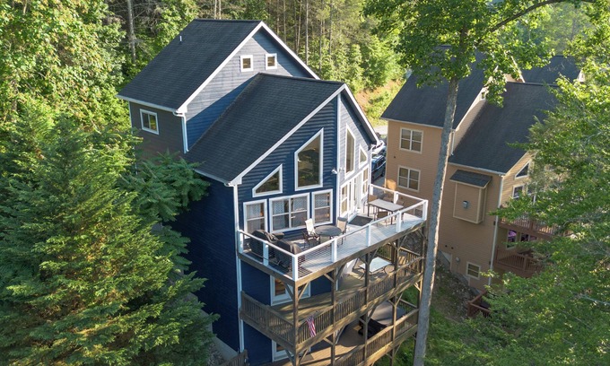 Lakeside Estates House | Lakefront 8 Bed; Sleeps 22; Hot Tub and Private Dock!