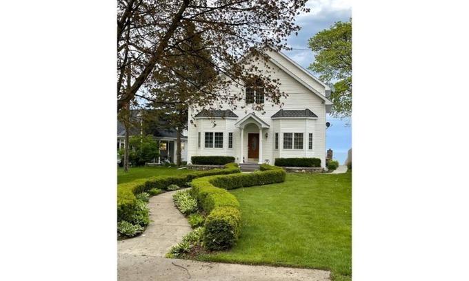 Jeddo House | Lakefront 9 bedroom house sleeps 21+