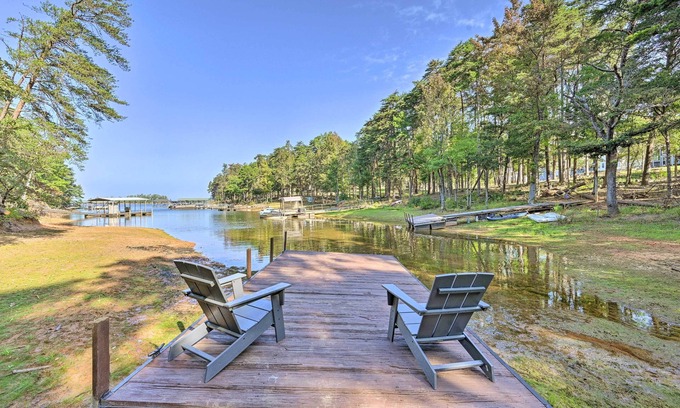 Anderson House | Lakefront Anderson Paradise: Dock, Fire Pit!