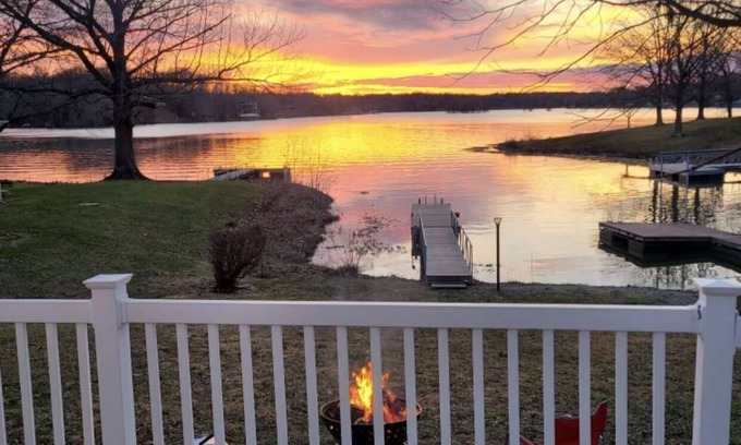 Marion House | Lakefront at Lake of Egypt sleeps 10! Dock/2 kayaks 2 paddleboards!