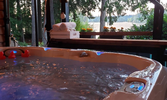 Shawnigan Lake Cabin | Lakefront Basement Suite with Hot Tub