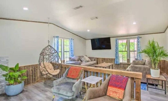 Quinlan House | Lakefront Beach House Retreat - Escape to Nature!