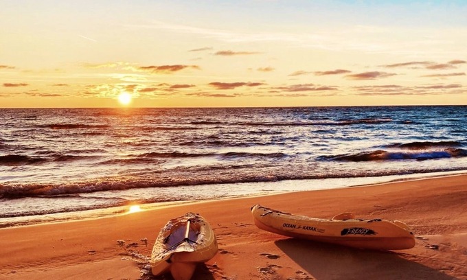 Montague Cottage | Lakefront Beach Resort,Huge Deck & Amazing Sunsets