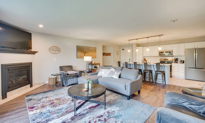Birchwood Condo | Lakefront Birchwood Condo w/Pool & Hot Tub!