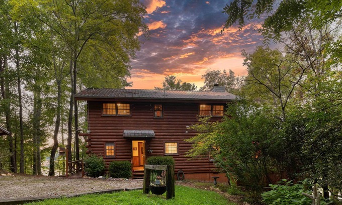 Blairsville Cabin | Lakefront Blairsville Cabin w/Deck + Dock!