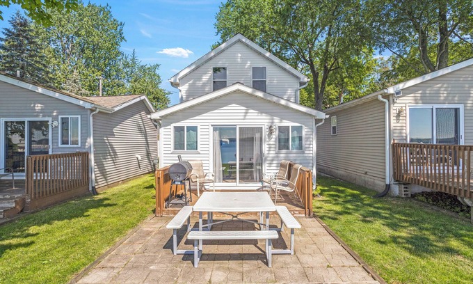 Shelbyville House | Lakefront Bliss - Chic Cottage/Dock/Boat Rentals