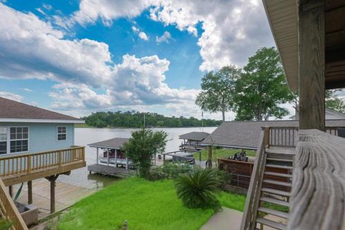 Willis House | Lakefront Bliss Lakehouse Retreat