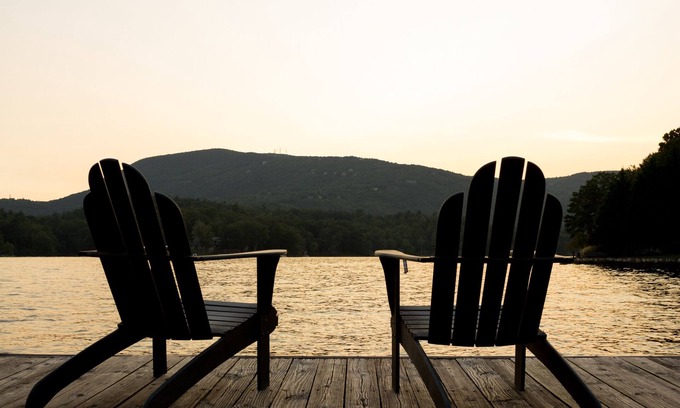 Lake Toxaway House | Lakefront Bliss Nestled in Great Smoky Mountains