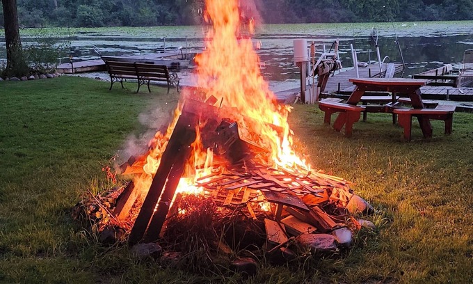 Ingleside Cottage | Lakefront Bliss: Your Ultimate Vacation Haven Surrounded by Nature