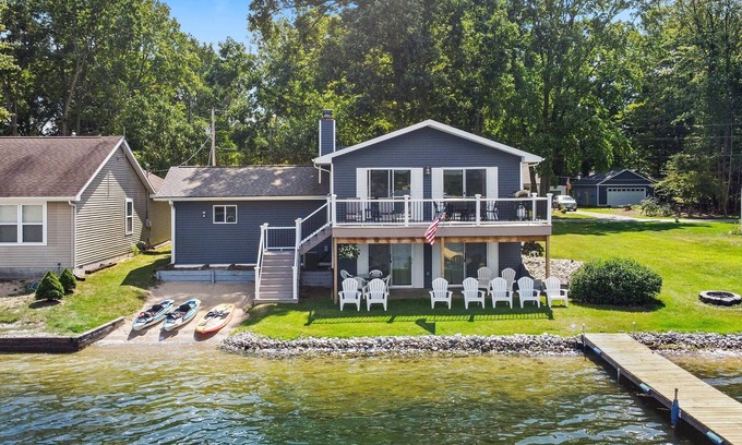Canadian Lakes Cottage | Lakefront Blue Cottage Canadian Lakes