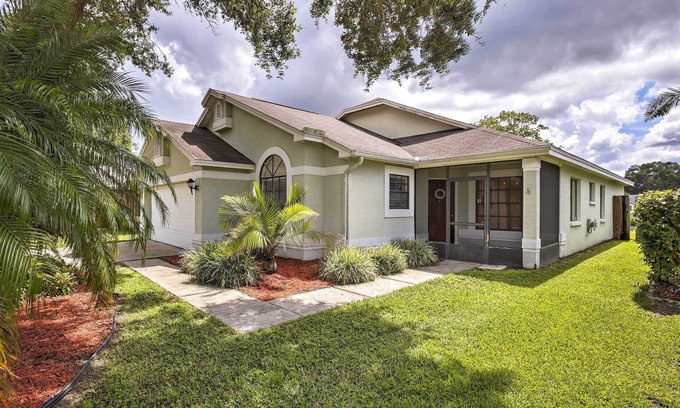 Providence Lakes House | Lakefront Brandon Home w/Patio & Screened Lanai!