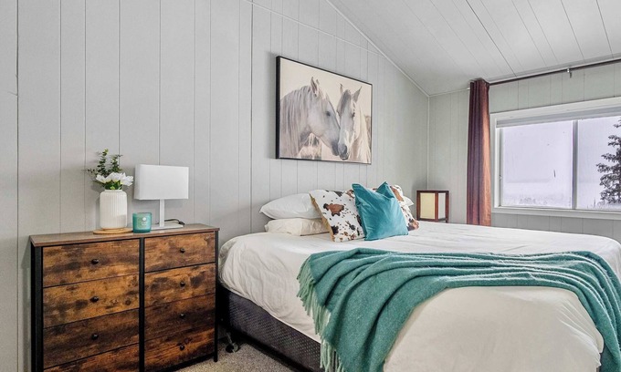 Central Alberta House | Lakefront Cabin Cozy Retreat 5Beds TV + Wifi