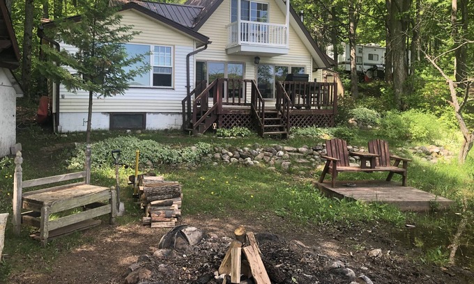 Atlanta House | Lakefront cabin getaway near Lewiston