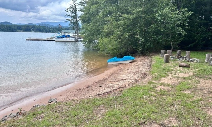 Hayesville Cabin | Lakefront Cabin on Lake Chatuge! Bring your boat!