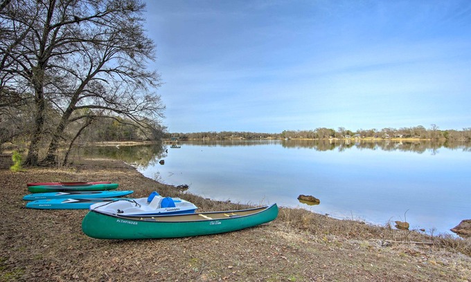 Winnsboro Apartment | Lakefront Cabin w/2 Lofts, Boats on 4 Acres