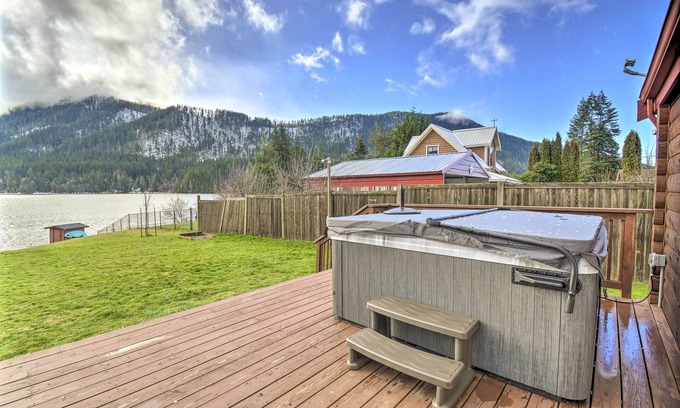 Eatonville Cabin | Lakefront Cabin w/Stunning Mountain Views & Dock!