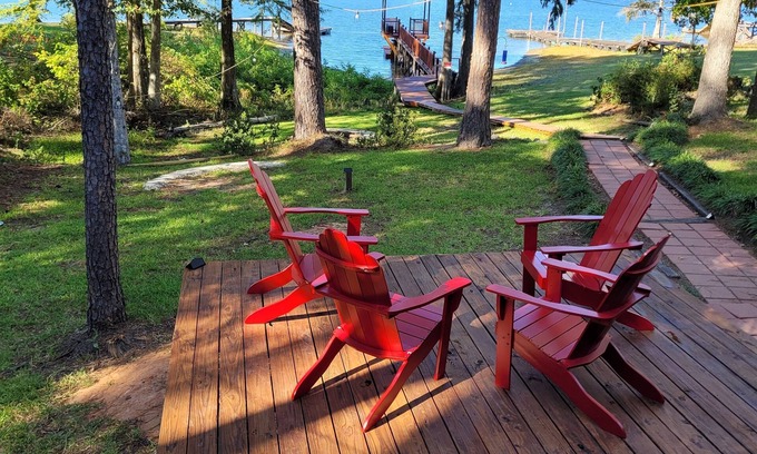 South Toledo Bend Cabin | Lakefront Cedar Cabin-South Toledo Bend-fishing pier,dock-covered parking-pets👌