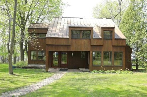 L'Ile-Bizard Ski Chalet | Lakefront Chalet in Montreal