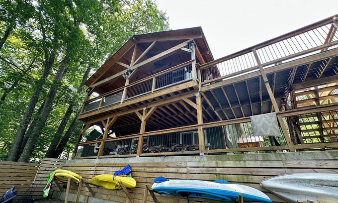 Northville House | LAKEFRONT! Charming Chic Home.nSleeps 15, Pet-friendly!