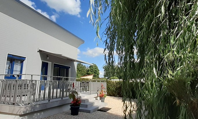 Villegusien-le-Lac Cottage | Lakefront cottage with terrace, perfect for families