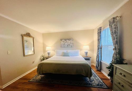 Auburn House | Lakefront Condo - King Bed Full Kitchen