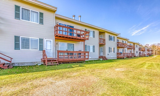 Greenville Junction Condo | Lakefront condo on the golf course w/sweeping views & beach access
