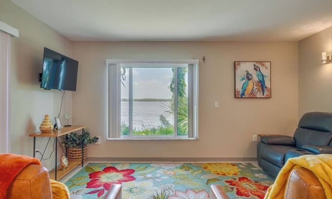 Casselberry Condo | Lakefront Condo w/Pool & Views: 7 Mi to Orlando!