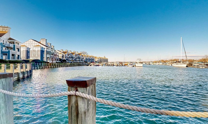 Cornelius Condo | Lakefront condo with on-site pool & private balcony