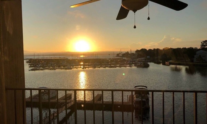 Walden on Lake Conroe Condo | Lakefront Condo with Kayaks, pools, tennis, gym