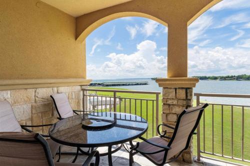 Eureka Apartment | Lakefront Corsicana Condo Pool and Private Balcony!