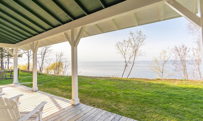 South Butler House | Lakefront Cottage - Best of Both