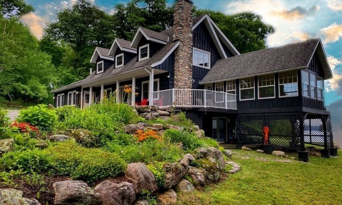 Muskoka Lakes Cottage | Lakefront Cottage with sandy beach on Lake Muskoka