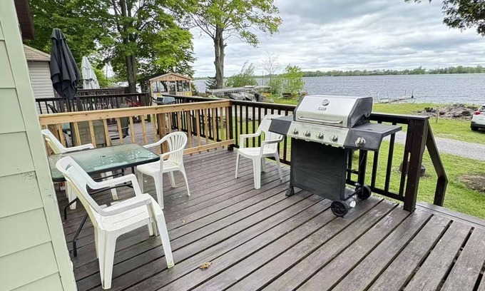 Wellington Cottage | LAKEFRONT COTTAGE #3- Less than 30 minutes to Sandbanks! Fishing and boating