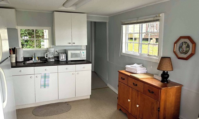 Wellington Cottage | LAKEFRONT COTTAGE#4 -Blue Cottage close to Sandbanks ,Winery and Wellington