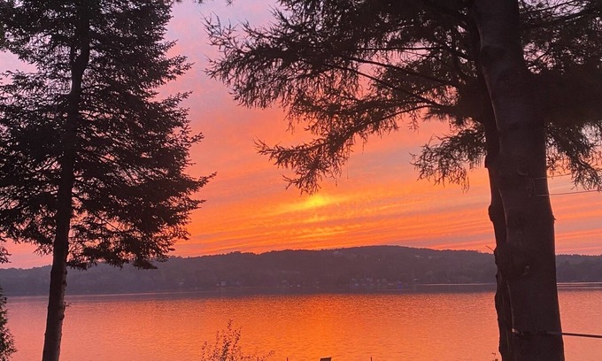 Dunham Ski Chalet | Lakefront Cottage close to ski slopes in the Eastern Townships