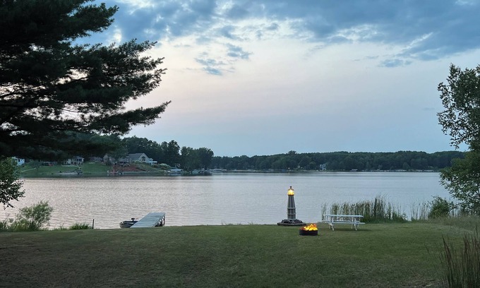 Canadian Lakes Cottage | Lakefront Cottage Getaway with Hot Tub, Golf and Pool Access