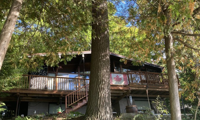 Utterson House | Lakefront Cottage in the Heart of Muskoka with South Facing Exposure