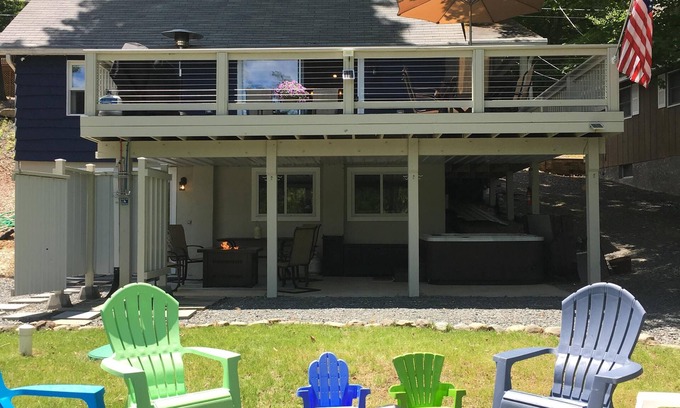 Greentown House | LAKEFRONT Cottage/Modern/Hot Tub/On Lake Wallenpaupack