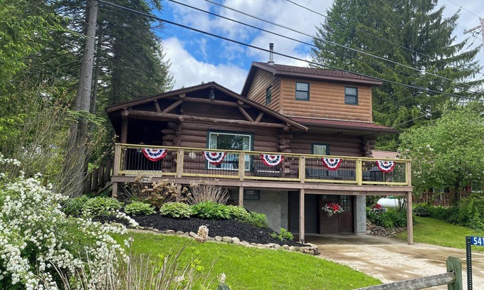 Arcade Cabin | Lakefront Cottage on Java Lake